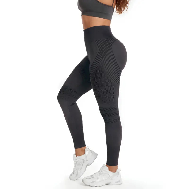 Femme portant un legging compression 3D anti-cellulite pour cuisses et hanches
